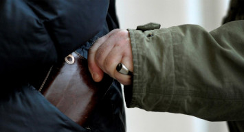 İstanbul'da gündüz vakti gasp! Kalabalıktan istifade etti sonra yaşanan olayı poşetle gizleyerek gerçekleştirdi!