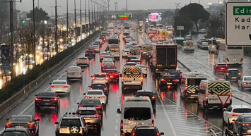 İstanbul’da haftanın son günü trafik kilitlendi: Yoğunluk yüzde 85’e kadar çıktı