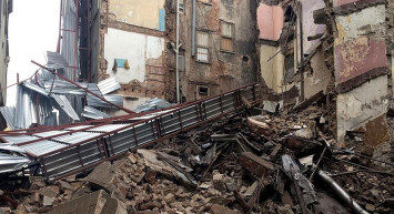 İstanbul’da korku dolu anlar: Beyoğlu’nda 5 katlı bina çöktü, yol trafiğe kapatıldı, Tramvay seferleri iptal edildi