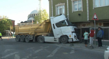 İstanbul'da korkutan anlar kameraya yansıdı: Çatıya çıkıp ortalığı savaş alanına çevirdi