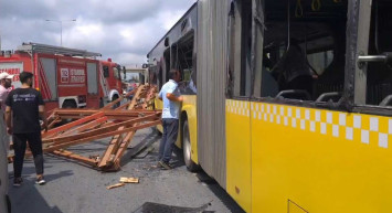 İstanbul'da korkutan kaza! Kamyondan düşen demirler İETT otobüsüne saplandı, çocuklar da dahil olmak üzere çok sayıda yaralılar var