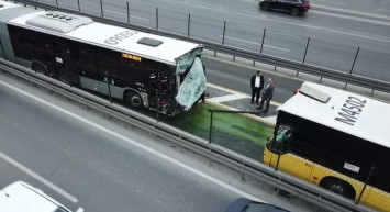 İstanbul'da korkutan kaza! Metrobüsler kafa kafaya çarpıştı: O anlar kameralara yansıdı
