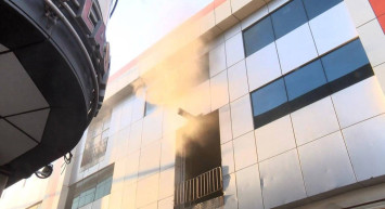 İstanbul’da korkutan yangın: Ham madde deposunda 19 işçi mahsur kaldı