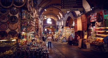 İstanbul’da korkutan yangın: Kapalıçarşı’nın çatısı alev aldı