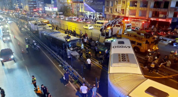 İstanbul’da korkutucu kaza: Metrobüsler birbirlerine girdi! 42 yaralı var