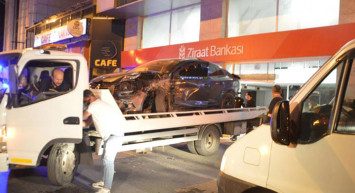 İstanbul’da Makas Atarak İlerleyen Trafik Magandası Bankaya Çarptı