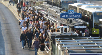İstanbul’da metrobüs çilesi bitmiyor: Vatandaşlar isyan etti