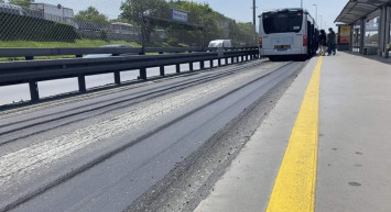 İstanbul’da metrobüs yolu eridi: Vatandaş isyan etti! Memnun değiliz
