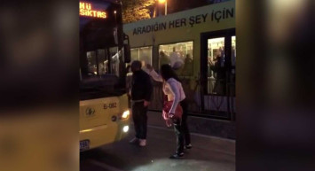 İstanbul'da Minibüs sürücüsüyle İETT şoförü arasında kavga! O anlar kameralara yansıdı