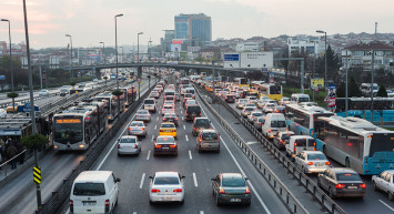 İstanbul’da Pazartesi Kaosu: Trafik Yüzde 72 Yoğunlukla Felç Oldu