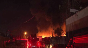 İstanbul'da sabah saatlerinde sıcak dakikalar, alevler iş yerlerini sardı!