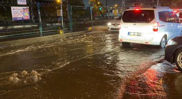 İstanbul’da sağanak yağış etkili oldu: Ulaşımda aksamalar yaşandı