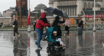 İstanbul’da sağanak yağış hayatı felç etti: Yollar göle döndü, rögarlar doldu taştı