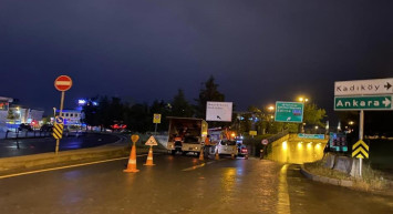 İstanbul'da sağanak yağış sürücüleri olumsuz etkiledi! Alt geçit su doldu!