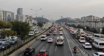 İstanbul’da sağanak yağış trafiği artırdı: Sabah saatlerinde yoğunluk zirve yaptı