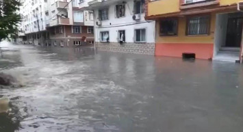 İstanbul’da sağanak yağış: Vatandaşlar yağmura teslim oldu! Yollar sudan görülmedi