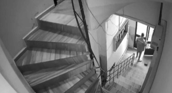 İstanbul'da skandal olay: Zeytinburnu'nda bir eve sipariş getiren kurye apartman boşluğuna idrarını yaptı!