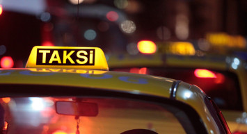 İstanbul'da Taksi Sürücüsü Turistleri Dolandırdığı İddiasıyla Tutuklandı