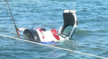 İstanbul'da talihsiz olay! Baba oğul denizi seyrederken bir anda araç denize uçtu!