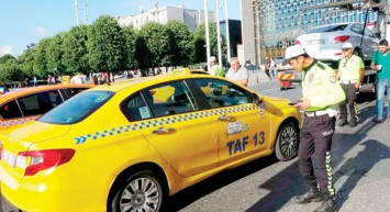 İstanbul'da trafik polisi, turistlerle pazarlık yapan taksiciye fırça attı!
