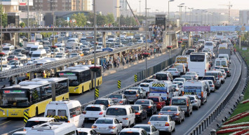 İstanbul’da trafik yoğunluğu arttı: Araçlar ilerlemekte zorluk yaşıyor
