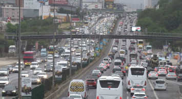 İstanbul’da trafik yoğunluğu arttı: Haftanın ilk gününde ulaşım aksıyor