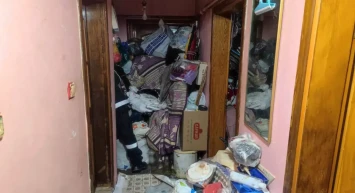 İstanbul’da tüm binayı etkileyen çöp ev, belediye tarafından temizlendi: 7 kamyon çöp çıktı!