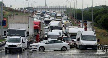 İstanbul’da ulaşıma yağmur engeli: Sağanak nedeniyle trafik yoğunluğu arttı
