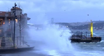 İstanbul’u Fırtına Vurdu: Çatılar Uçtu, Ağaçlar Devrildi, Seferler Durduruldu