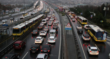İstanbul’u sağanak yağış vurdu: Trafik felç oldu