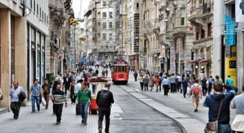 İstiklal Caddesi’nde tepki çeken görüntüler: Yollar köstebek yuvasına döndü