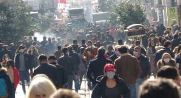 İstiklal Caddesi'ndeki Kalabalık Artıyor