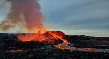 İzlanda'da başkente 32 kilometre uzaklıktaki yanardağ patladı! Lavlar her tarafı kapladı
