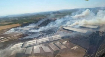 İzmir Bergama'da korkutan yangın! İzmir-Çanakkale kara yolu trafiğe kapatıldı