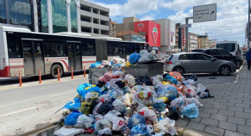 İzmir Çiğli'de belediye işçileri greve gitti: İlçede Çöp dağları oluştu!