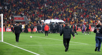 İzmir derbisi savaşa dönüştü: Taraftarlar kaleciye korner direğiyle saldırdı