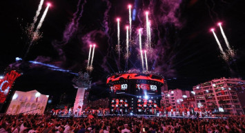 İzmir’de 9 Eylül coşkusu: Tarkan Gündoğdu Meydanı’nı salladı! 100. yıl büyük bir şölene şahit oldu