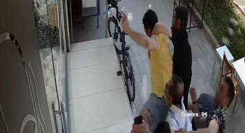 İzmir'de dehşet! Kliniğin önünde 5 kişi doktora saldırdı: O anlar kameralara yansıdı