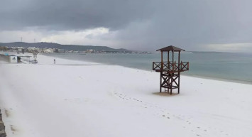 İzmir’de dolu yağışı etkili oldu: Sokaklar beyaza büründü