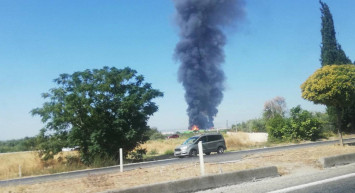 İzmir’de fabrika yangını: Dumanlar gökyüzünü siyaha bürüdü