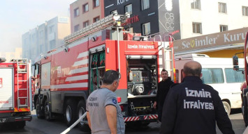 İzmir’de kozmetik mağazasında yangın: Patlamalar duyuldu
