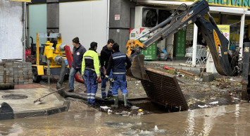 İzmir'de sağanak sonrası dereler taştı! Ev ve işyerleri su altında kaldı