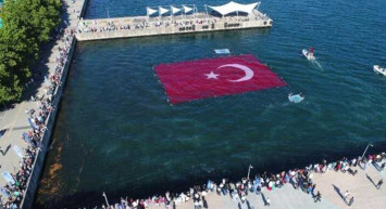 İzmit Körfezi'nde 600 metrekarelik Türk bayrağı: Denizde açılan en büyük bayrak rekoru kırıldı!