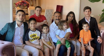 İzzet Yıldızhan'ın Çocuklarına Yaptırdığı Bu İş Şaşırttı