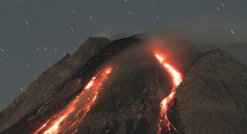 Japonya'da panik havası! Ülkedeki en aktif yanardağ patladı