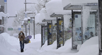 Japonya’daki kar yağışı hayatı durdurdu!