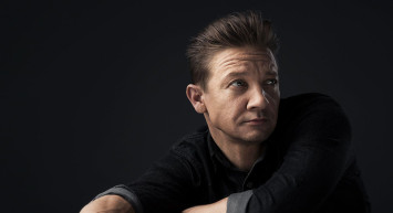 Kar küreme aracının altında kalmıştı: Jeremy Renner'dan sevindiren ilk fotoğraf geldi