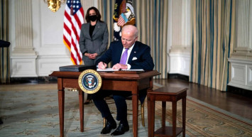 Joe Biden imzayı attı: ABD hükümeti 1 saat farkla kurtuldu