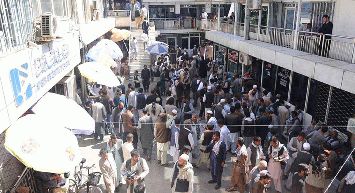 Kabil'de Döviz Büroları Yeniden Açıldı: Afganlar Akın Etti