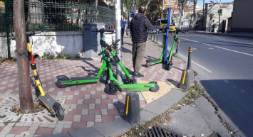 Kadıköy halkı belediyeye isyan etti: Kaldırımlarda yürüyemiyoruz artık